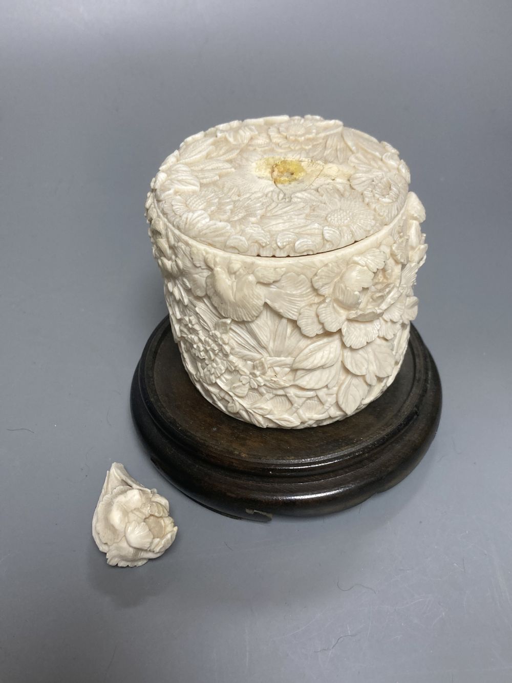 A Japanese ivory box and cover and a bronze koro and cover
